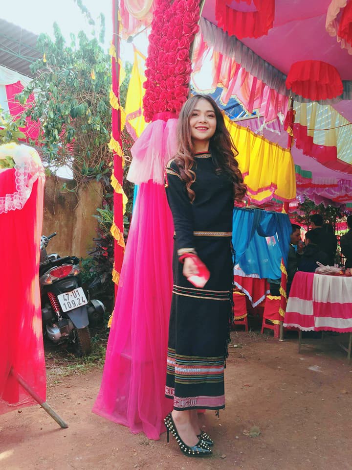 Loạt ảnh đời thường hút mắt của nhóm thiếu nữ Ê Đê bê tráp đang cực hot